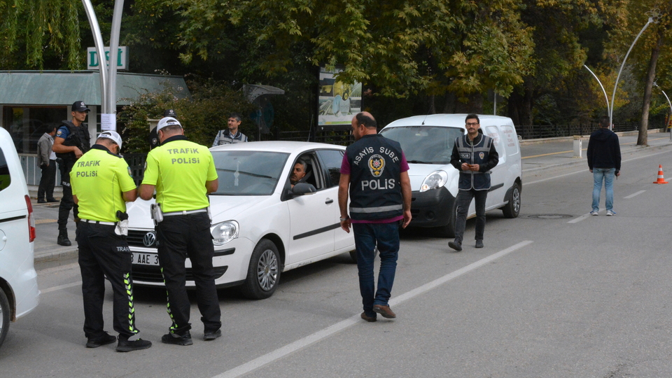 5 bin 63 sürücüye sigara cezası!