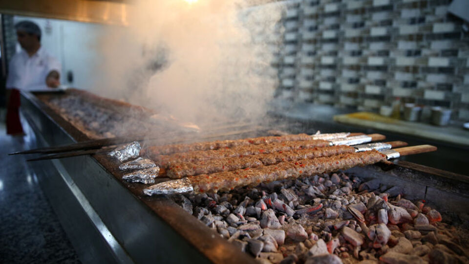 Tasarruf için yaptı, kebaba lezzet kattı