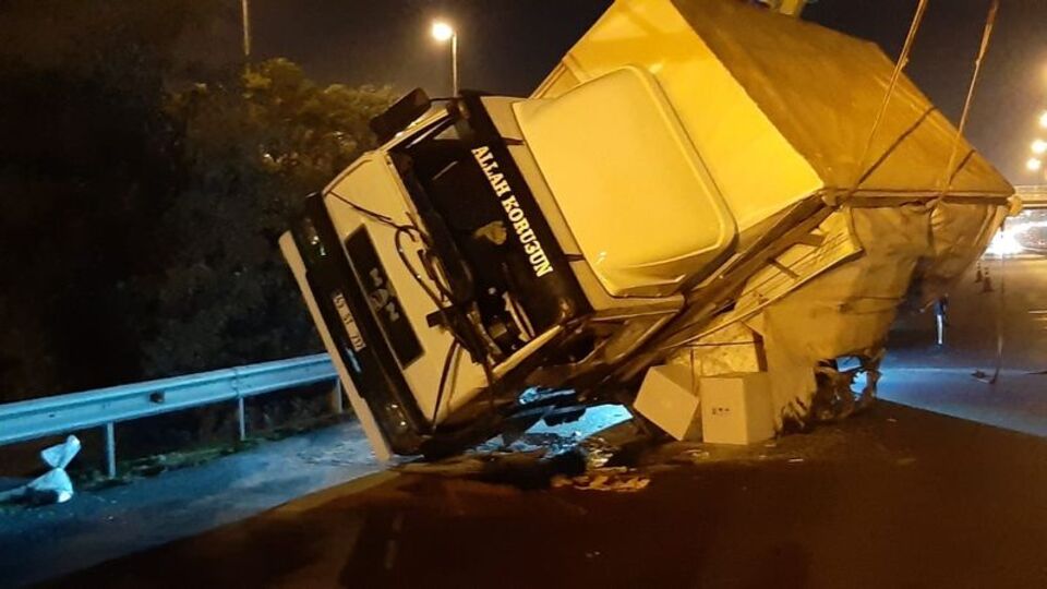 Otoyol kapandı, 15 kilometre araç kuyruğu oluştu