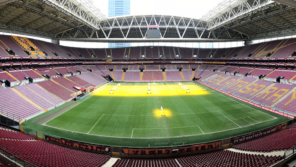 Galatasaray ile Fenerbahçe'nin tribün rekabeti