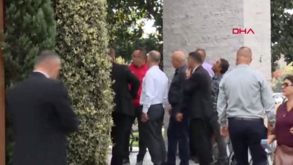 İBB'de şok! İmamoğlu'nun odasına tırmandı