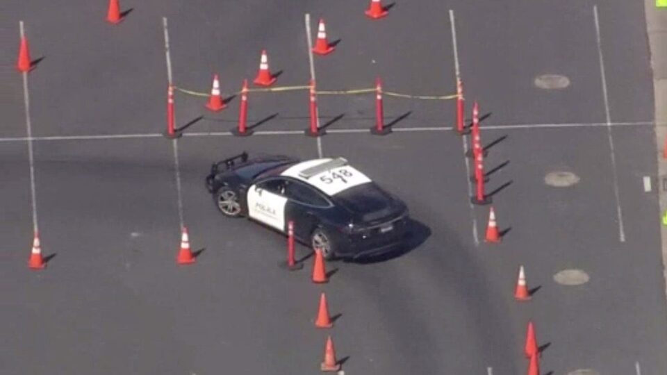 Elektrikli aracı polis arabası yaptılar, olanlar oldu