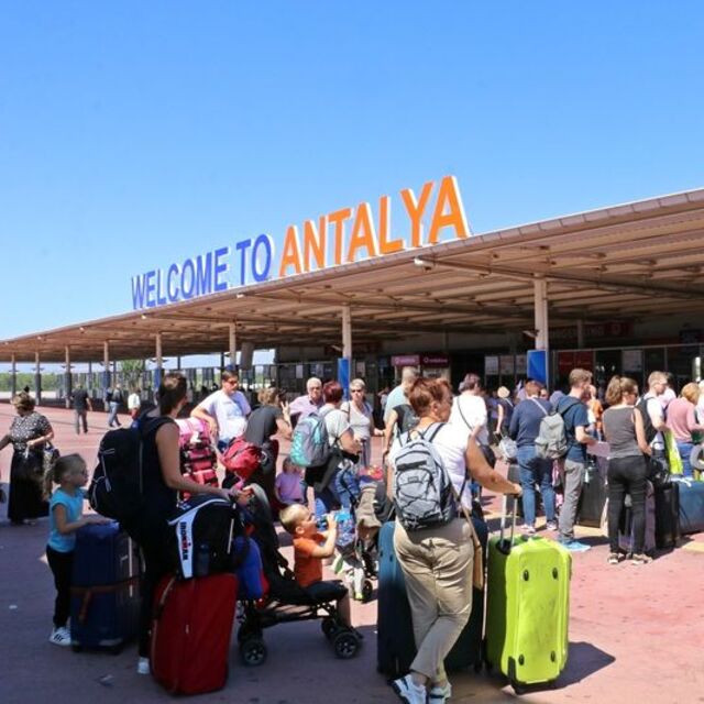 4 bin 920 Thomas Cook müşterisi Antalya'dan ayrıldı