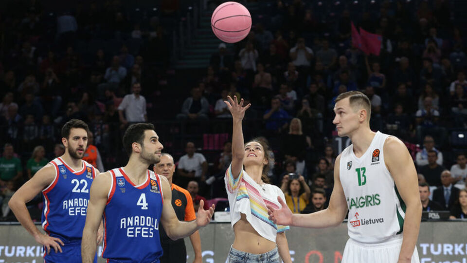 Anadolu Efes-FC Barcelona maçında 'Pembe Top'