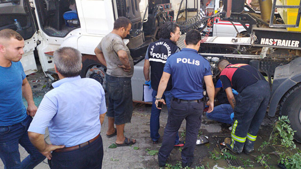 Korkunç kaza! Sürücü kalp krizi geçirdi, kamyon durağa daldı