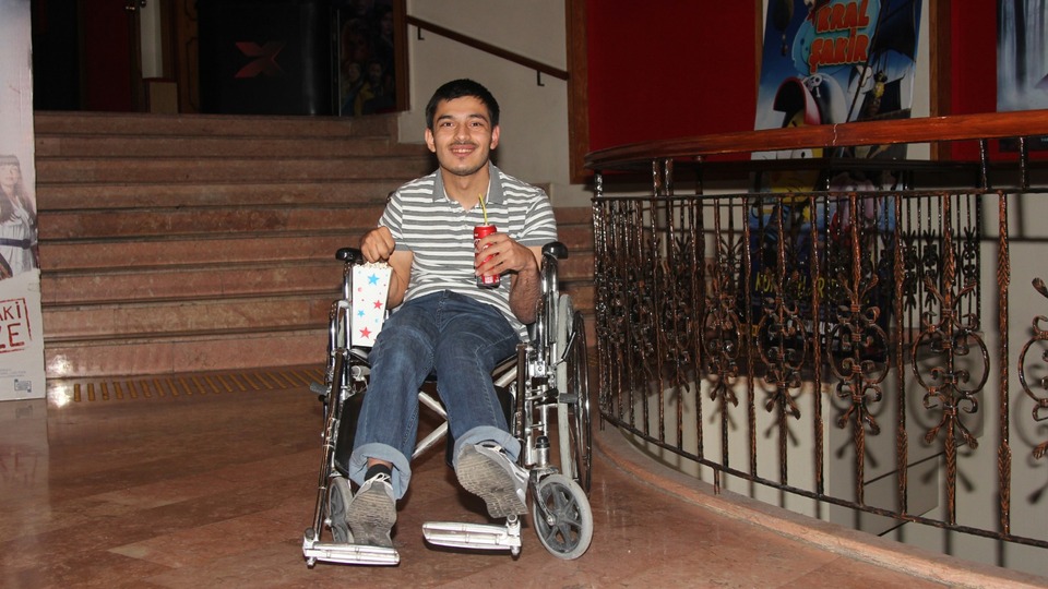 Ne koşmak ne yürümek, sinemaya gitmek istedi