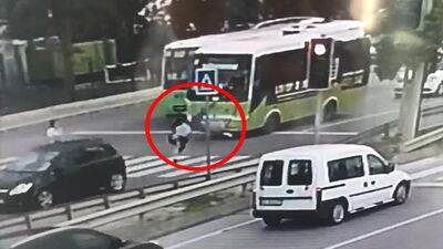 Yaya geçidinde çarptı! Bariyerlerin arasına düştü!