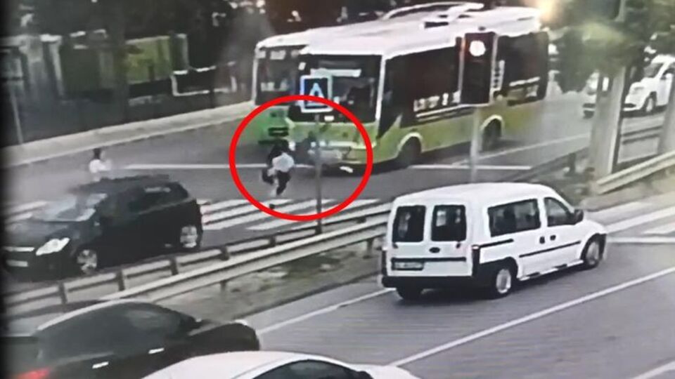 Yaya geçidinde çarptı! Bariyerlerin arasına düştü!