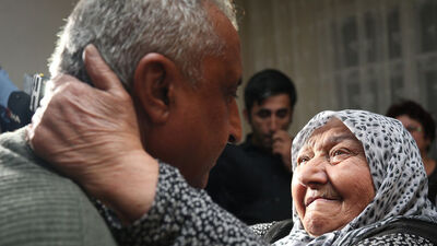 Anne ile oğulun ağlatan kavuşması!