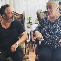 Cem Yılmaz'dan aile ziyareti