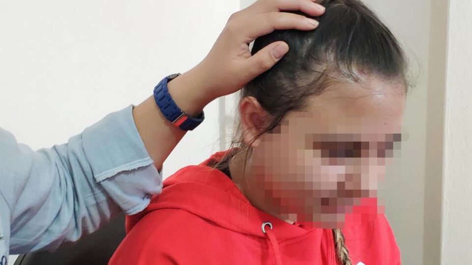 Öğrenciye kapı kolu fırlattı, hastaneye bile götürmedi