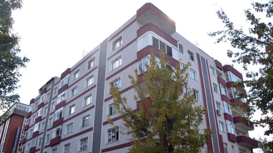 Avcılar'da 3 bloktan oluşan binaya tahliye