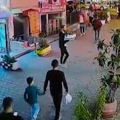 Apartmana girdi çalmadık ayakkabı bırakmadı!