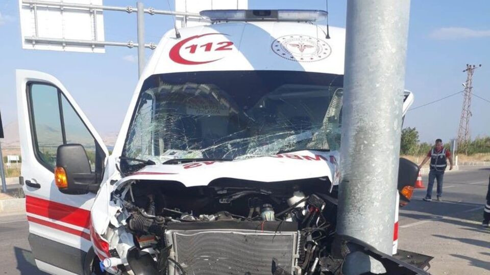 Ambulansla otomobil çarpıştı