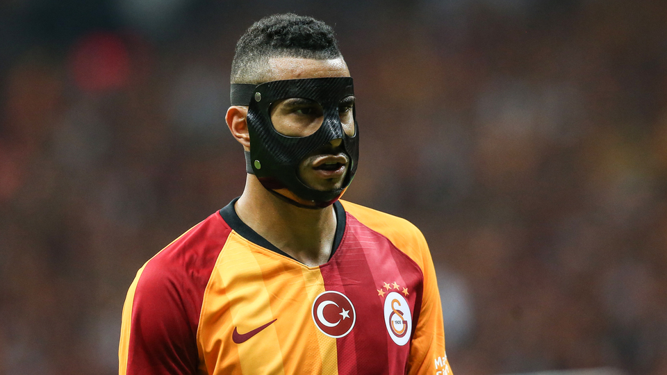 Belhanda maske ile oynadı