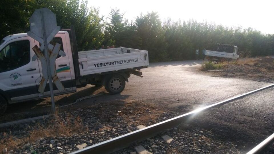 Tren kamyonete çarptı