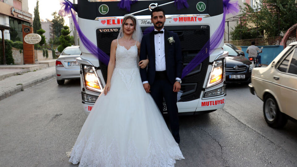 Kullandığı TIR'ı gelin arabası yaptı
