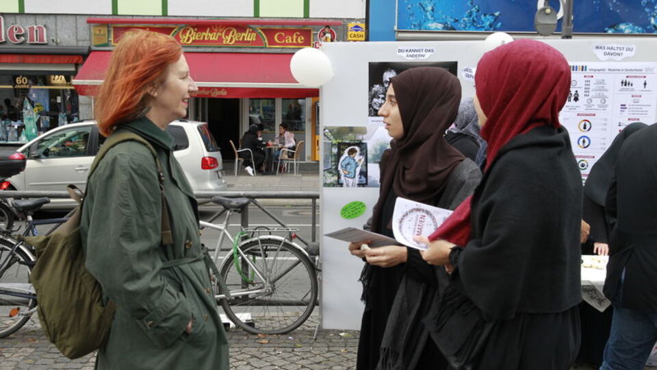 Almanya'da Müslüman kadınlara saldırı!