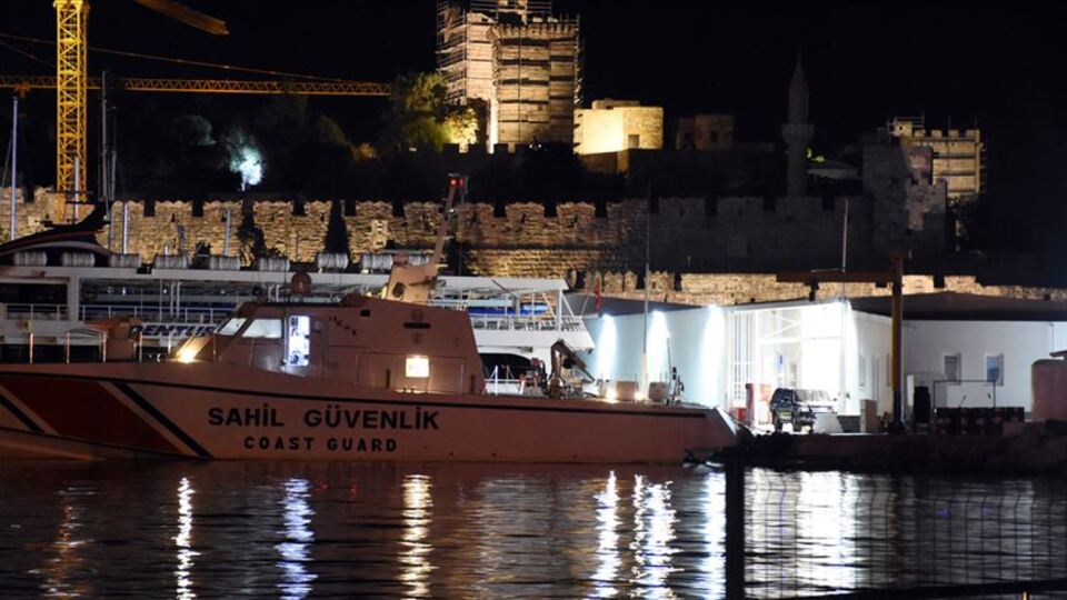 Düzensiz göçmenleri taşıyan tekne battı