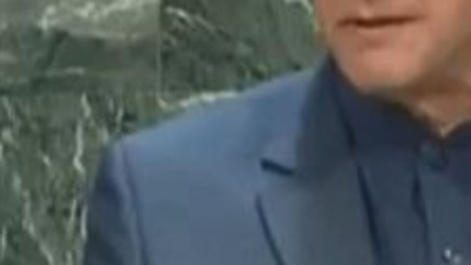 Pakistan Başbakanı Han'ı taşıyan uçak acil iniş yaptı