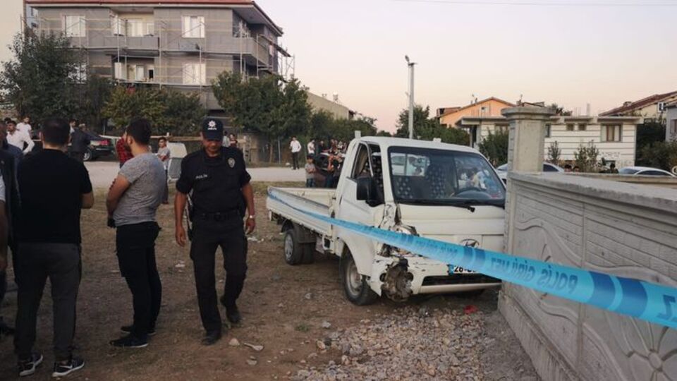 Sokakta oynayan çocukların arasına daldı