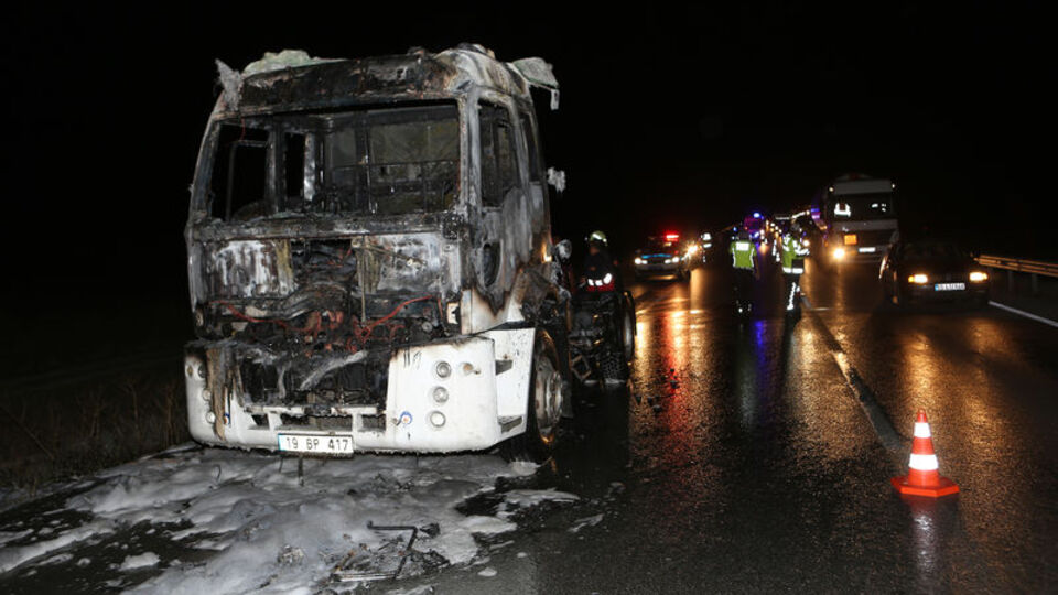 Çorum'da seyir halindeki TIR alev alev yandı