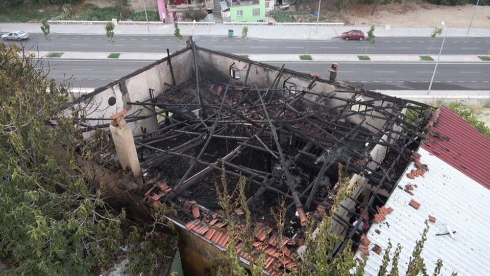 49 yıllık cami alev alev yandı