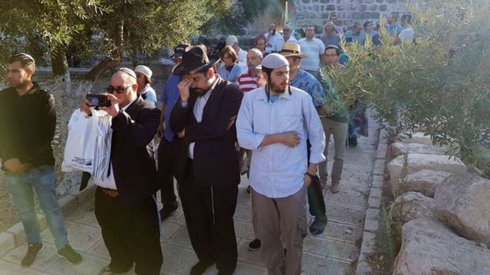 Fanatik Yahudilerden Mescid-i Aksa'ya baskın!