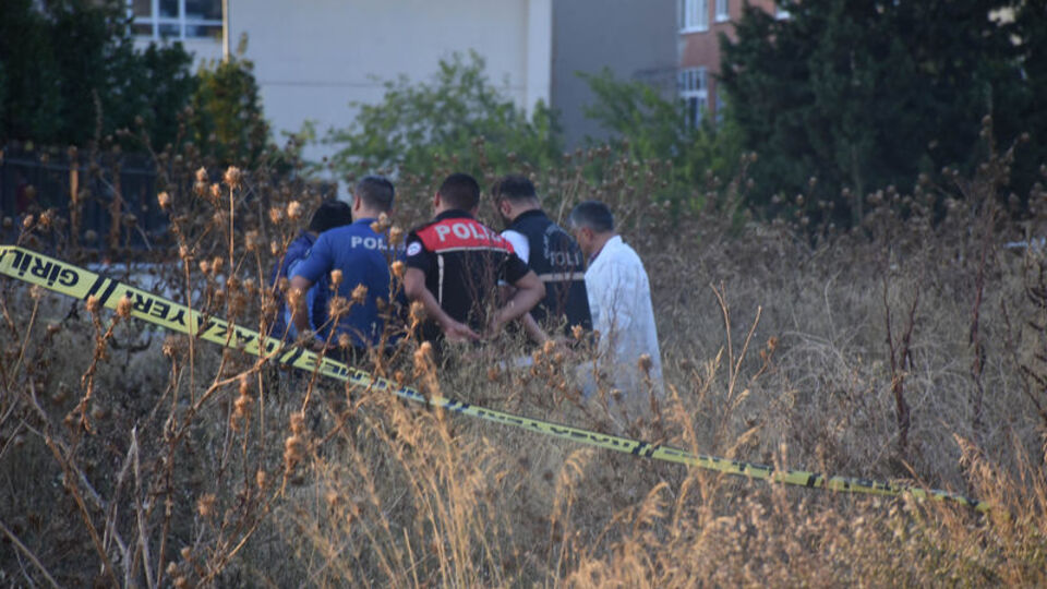 Güngören'de boş arazide bir erkeğin cansız bedeni bulundu