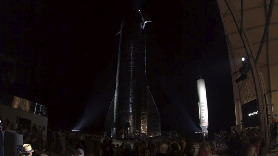 Elon Musk, Aya ve Marsa insan taşıyacak "Starship"i tanıttı