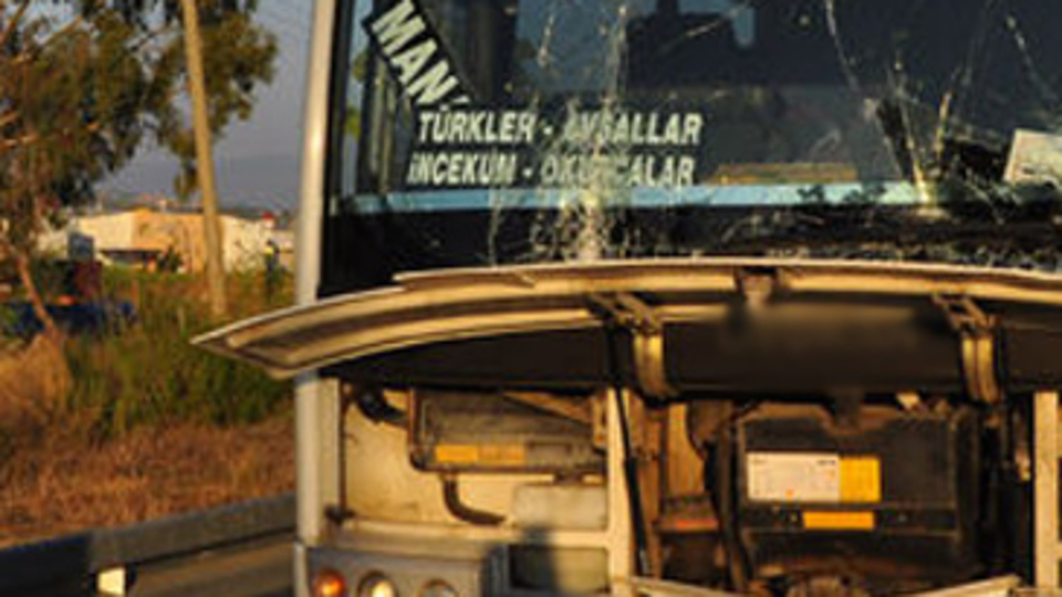 Antalya'da yolcu midibüsü ile tur minibüsü çarpıştı!