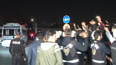 Beşiktaş taraftarından "Paralar nerede?" protestosu