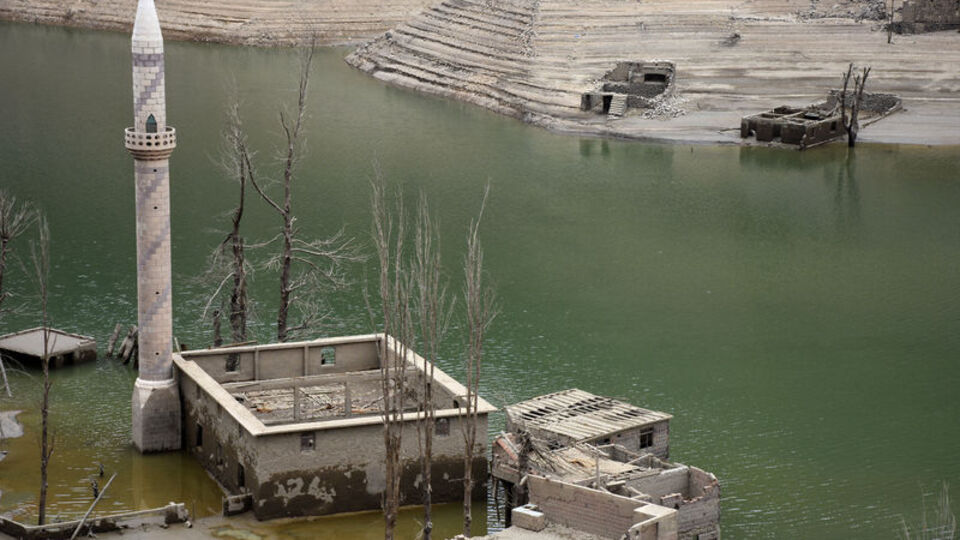 Sular çekildi, köy ortaya çıktı