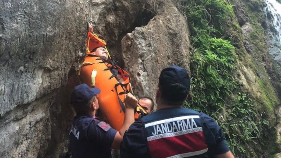 Rus turist şelaleden düştü