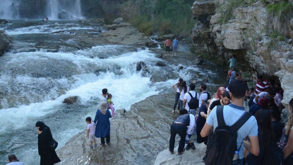 "Tortum Şelalesi" görenleri büyülüyor