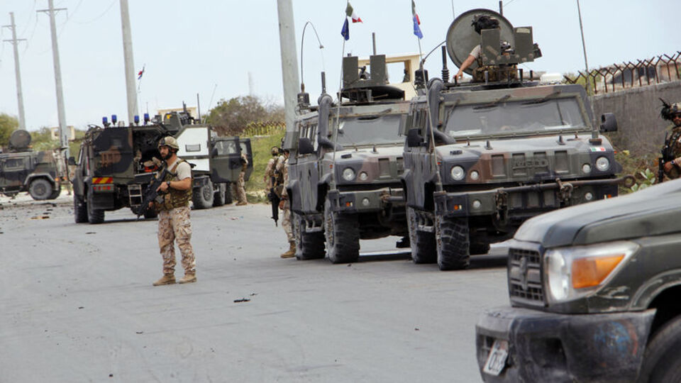 Somali'de ABD üssü ve AB konvoyuna çifte saldırı!