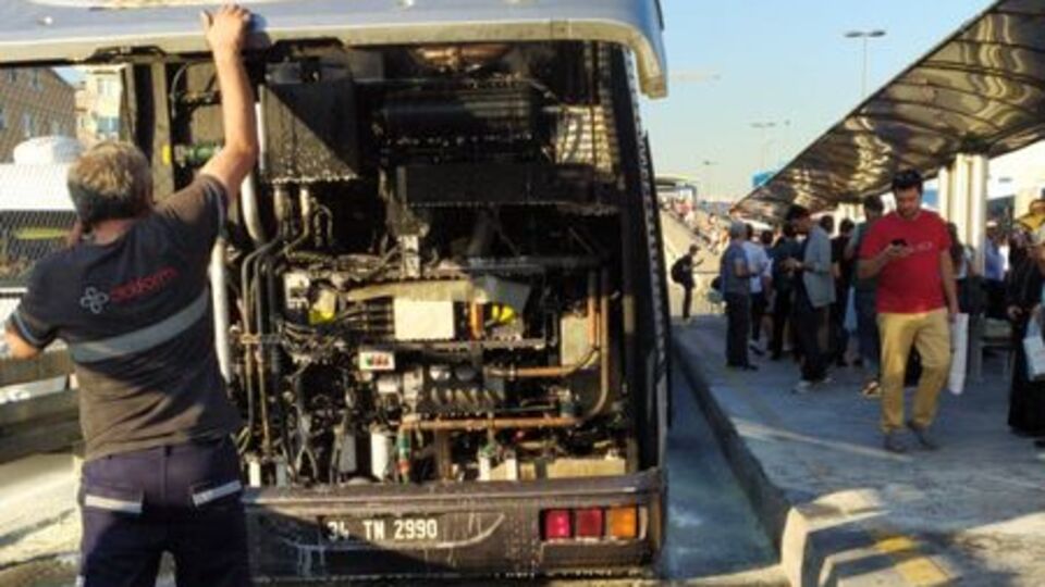 Metrobüste yangın! Seferler aksıyor