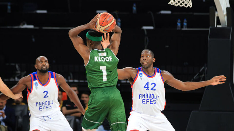 Anadolu Efes farklı kazandı