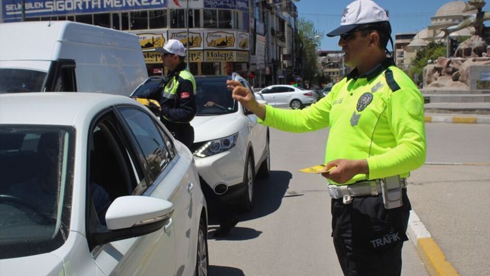 Yarın 20 bin noktada 200 bin polis nöbet tutacak