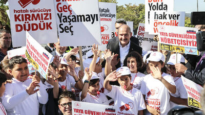 Bakan Soylu, yaya geçidi nöbeti tuttu