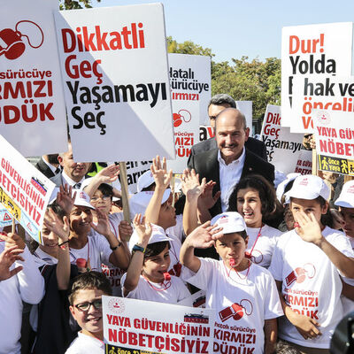 Bakan Soylu, yaya geçidi nöbeti tuttu