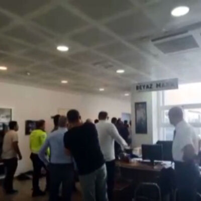 Belediye binasında başkan yardımcısını rehin aldı