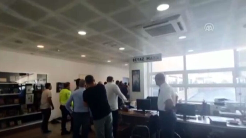 Belediye binasında başkan yardımcısını rehin aldı