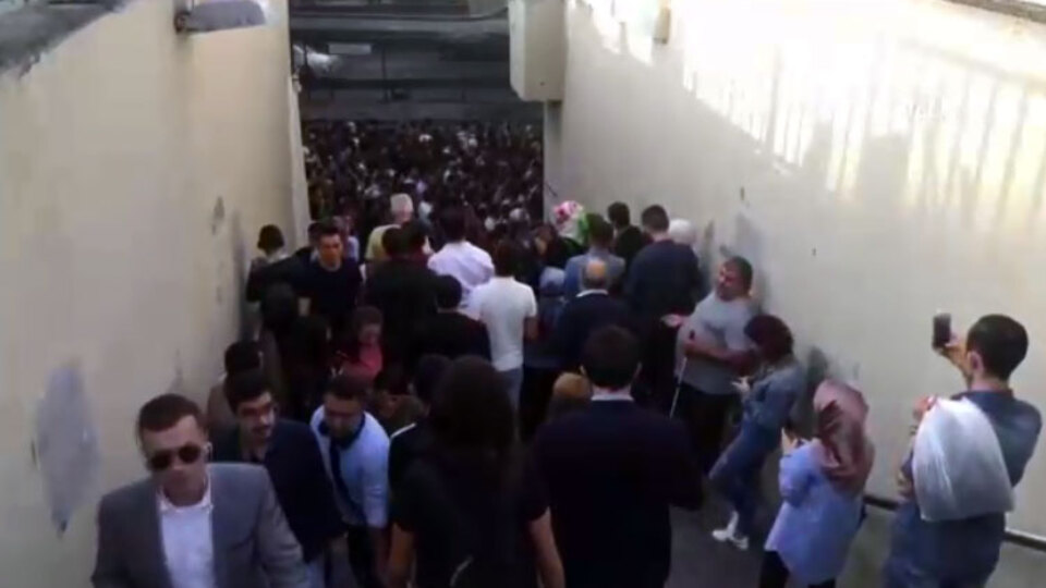 Zincirlikuyu metrobüs durağına ulaşamadılar