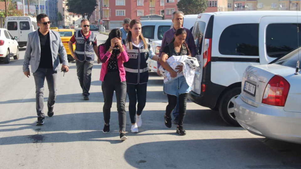 5 aylık bebeği ile emniyete getirildi