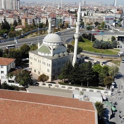 Cami avlusunda akılalmaz manzara! Aldırmadılar bile!