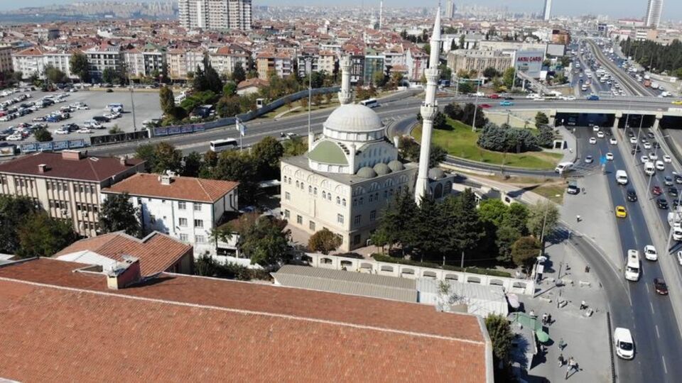 Cami avlusunda akılalmaz manzara! Aldırmadılar bile!