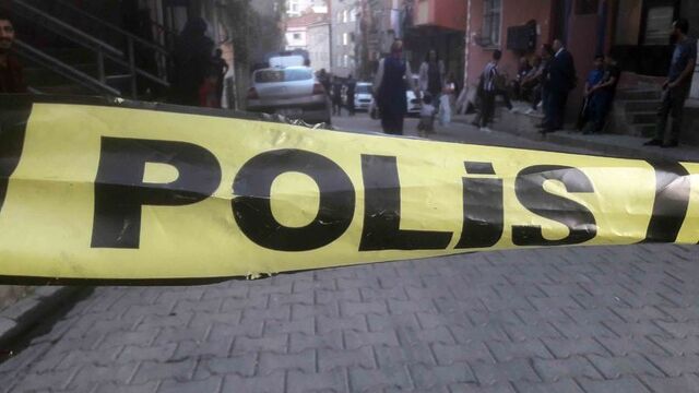 Polis memuru silahını temizlerken meslektaşını vurdu
