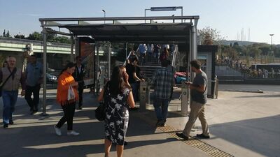 Altunizade durağındaki üstgeçit paralı mı?