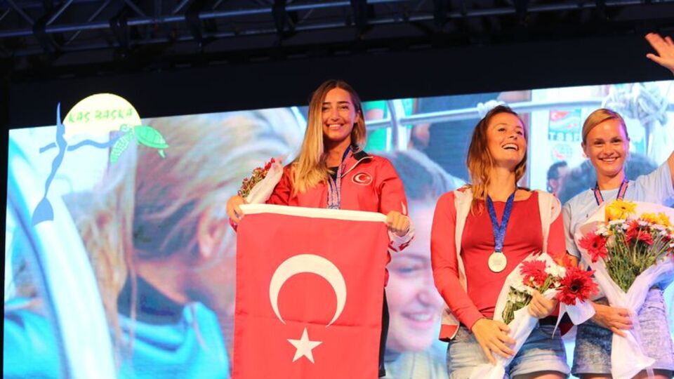 Emine Erdoğan'dan Şahika Ercümen'e tebrik telefonu